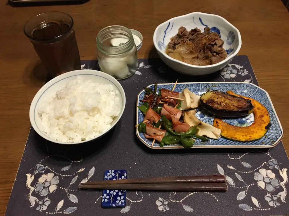 ご飯、国産黒毛和牛切り落としの牛丼のあたま、ピーマンのハム巻きソテー、なす＆エリンギ＆薄切りかぼちゃソテー、べったら漬け、烏龍茶(夕飯)|enarinさん