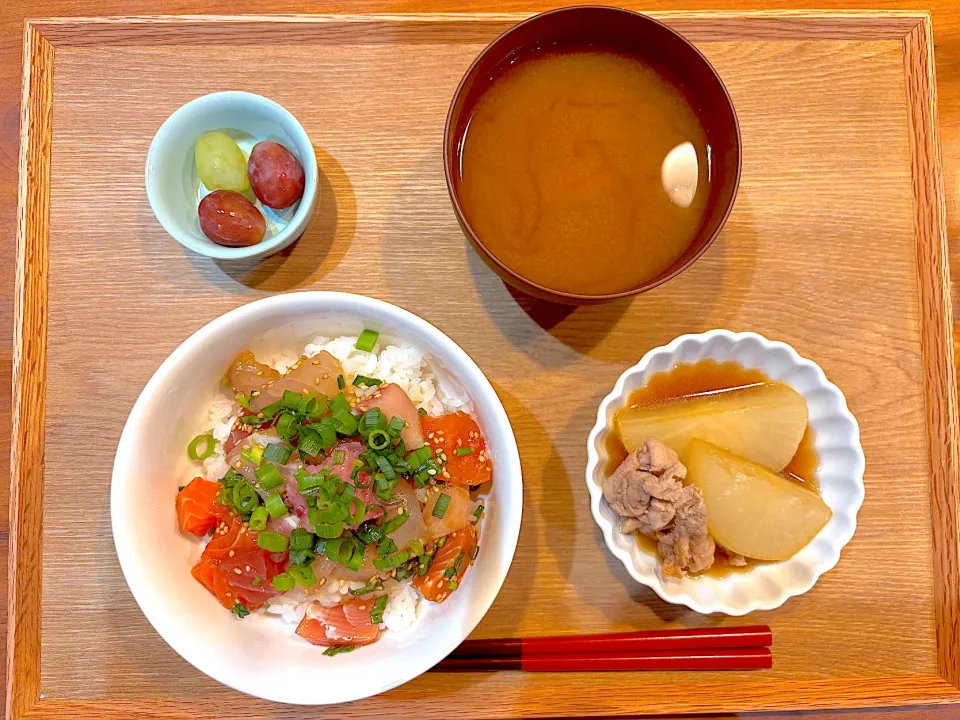 夜ご飯(海鮮漬け丼、大根の煮物、アサリの味噌汁、ぶどう🍇)|cocomikaさん