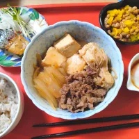 サバ🐟️　肉豆腐　沢庵入り納豆　温卵| さゆさん