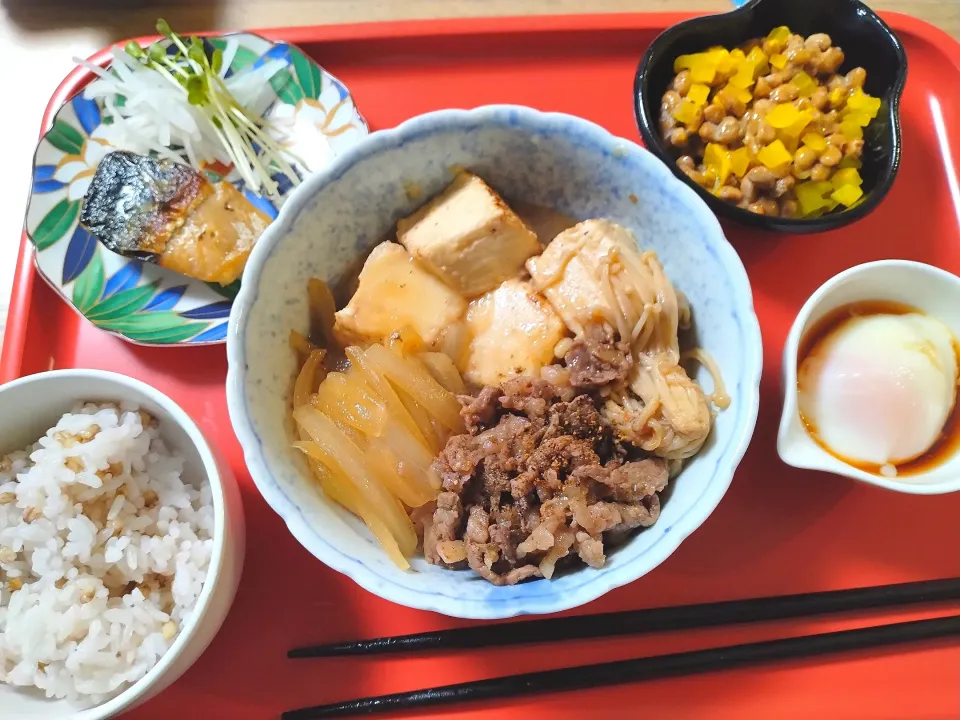 サバ🐟️　肉豆腐　沢庵入り納豆　温卵|さゆさん