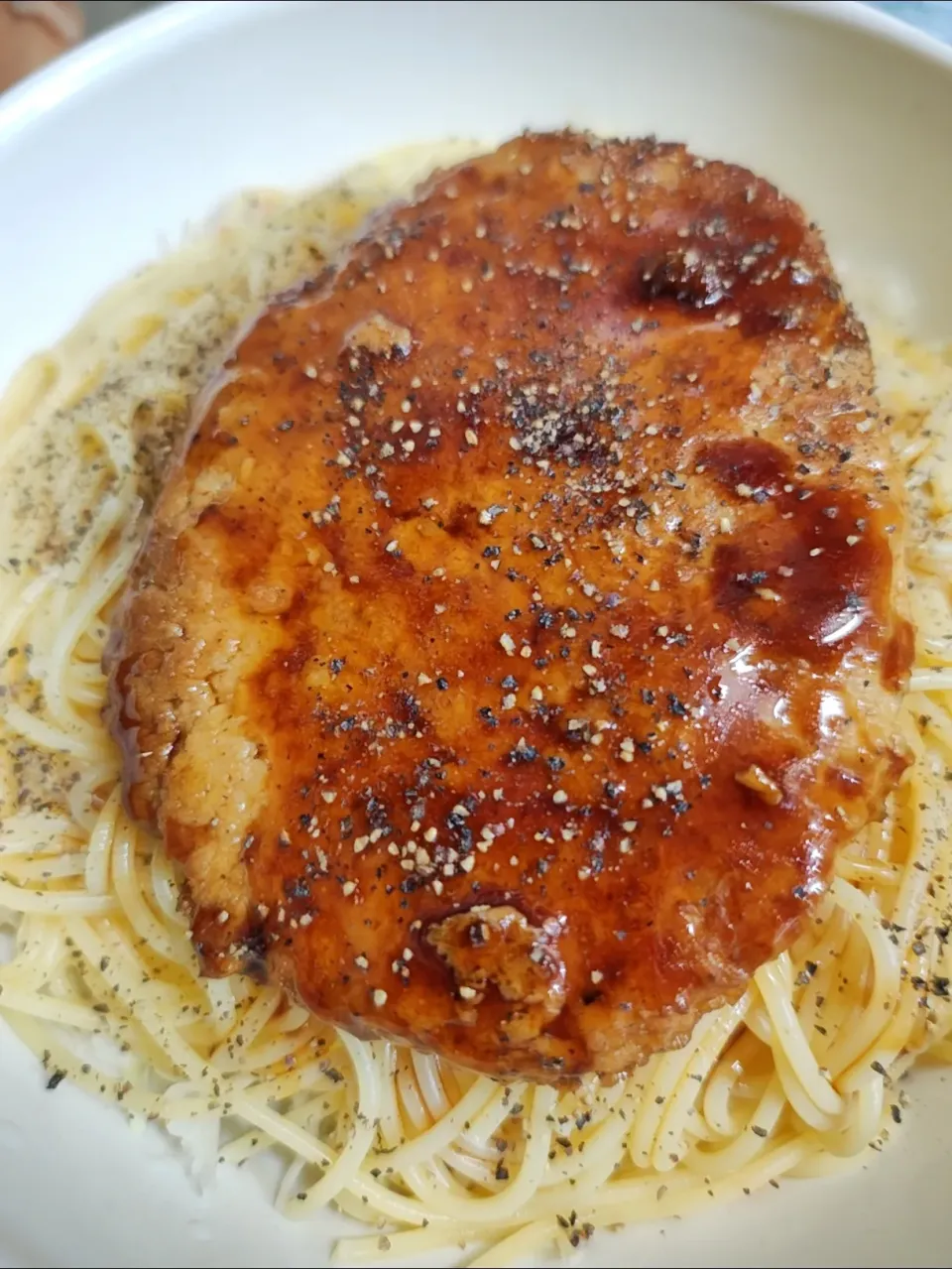 キャベツ千切りの上にパスタ乗せて豆腐ハンバーグ照り焼きソース🎵🎵🎵✨｡･ﾟ|時雨さん