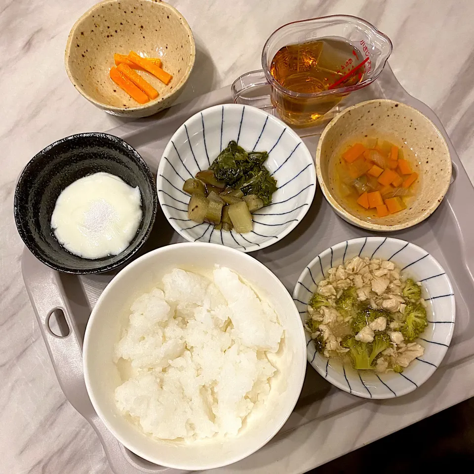 ブロッコリーの鶏ささ身あん、茄子と小松菜のだし煮、味噌汁、にんじんスティック、ヨーグルト、ごはん|なつこさん