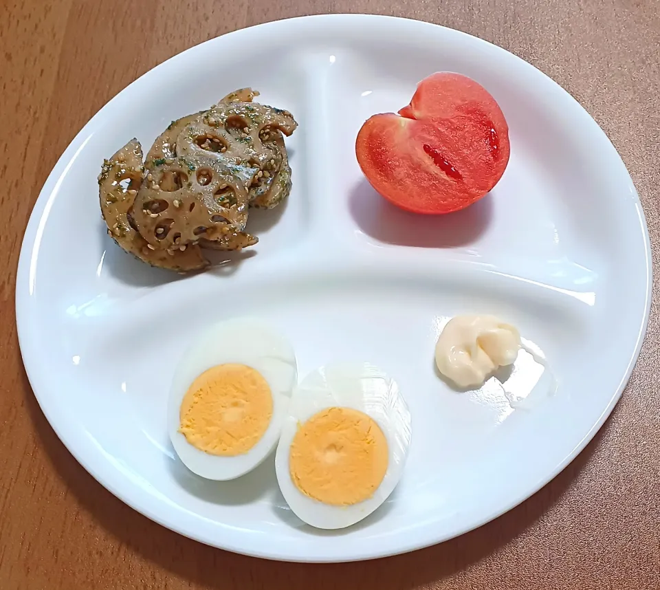 レンコンのきんぴら、トマト、茹で卵、おにぎり🍙|ナナさん