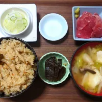 今日の朝ごはん（炊き込みご飯（鶏五目）、鮪切り落とし、納豆、カワハギのみそ汁、奈良漬）|Mars＠釜飯作り研究中さん