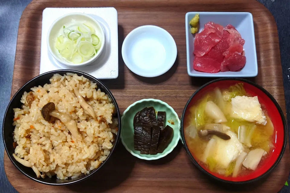 今日の朝ごはん（炊き込みご飯（鶏五目）、鮪切り落とし、納豆、カワハギのみそ汁、奈良漬）|Mars＠釜飯作り研究中さん