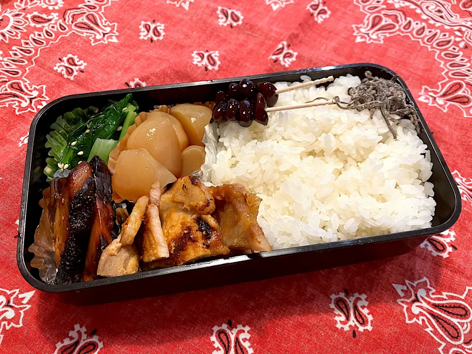 202412.3 息子弁当　◎豚味噌漬けグリル　◎ぶりの照り焼き　◎小松菜のナムル　◎玉蒟蒻　◎黒豆|goroさん