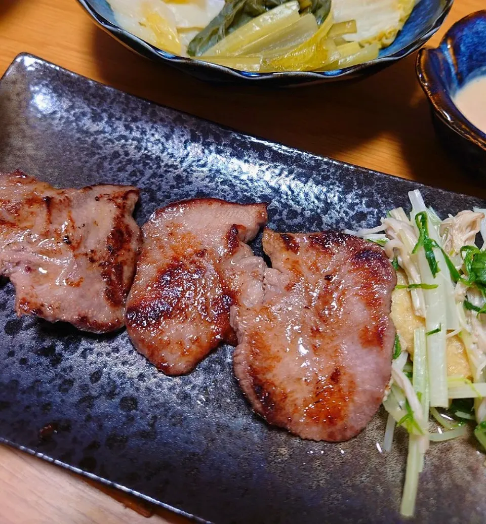 生塩麹パウダー黒胡椒ブレンドで牛タン焼き|ごはんきろくさん