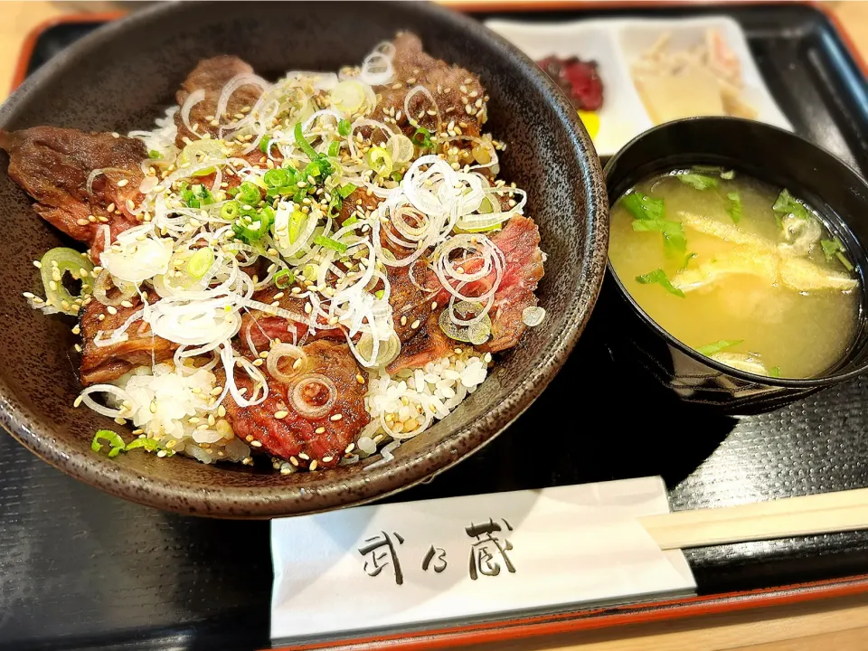 ステーキ丼 ¥880|Blue Moon Caféさん