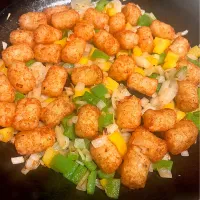 Tater tots sautéed in onions and bellpeppers|🌺IAnneさん