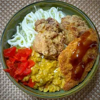 カレー丼 サーモンフライ唐揚げ乗せ|すくらんぶるえっぐさん