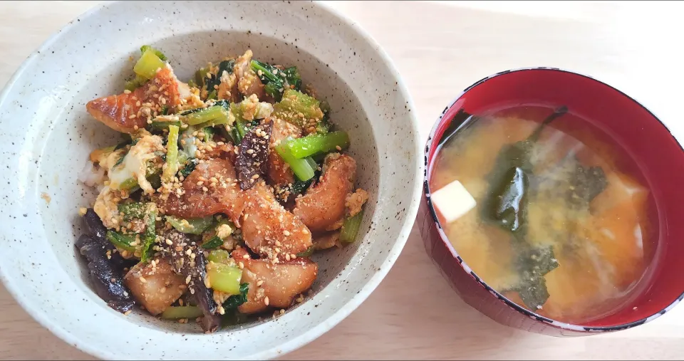 2024 1201　赤魚ときのこの卵とじ丼　豆腐とわかめのお味噌汁|いもこ。さん