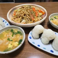 ホルモン入り焼きうどん・ワンタンスープ・おにぎり🌺|chiyukiさん