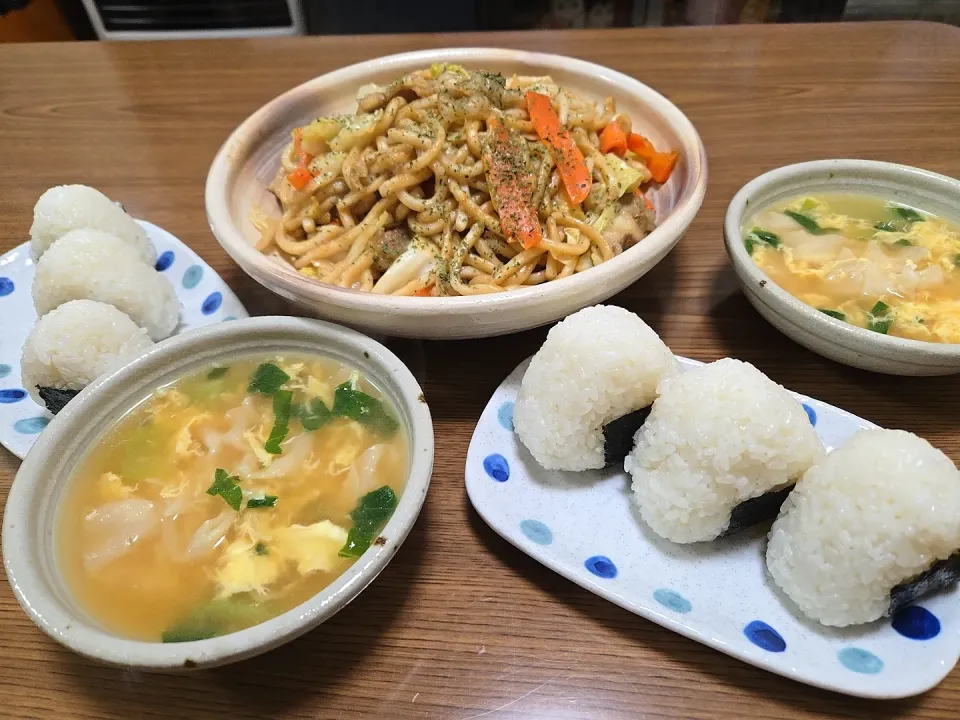 ホルモン入り焼きうどん・ワンタンスープ・おにぎり🌺|chiyukiさん