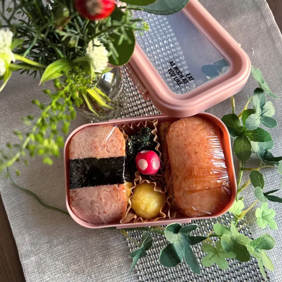 12/2❤︎自分用スパムおにぎり弁当🌱
（プレーンたまご焼き、照り焼きたまご焼き）

おはようございます☀

＊ お昼ごはん
＊ 自分弁当
＊ スパム
＊ たまご焼き
＊ スパムおにぎり 
＊ チーズボール
＊ ほうれん草胡麻和え|Makinsさん