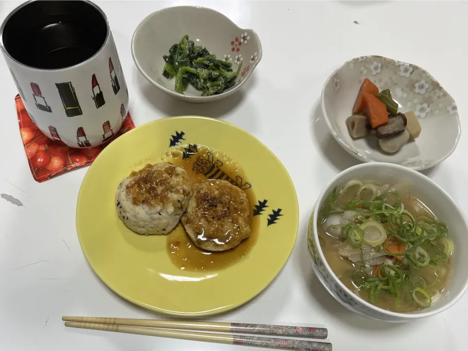 晩御飯☆お魚バーグ☆ほうれん草の胡麻和え☆根菜類の煮物☆豚汁|Saharaさん