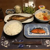 ご飯、真ほっけ焼き、銀鮭塩焼き、大根と人参とじゃがいもと絹豆腐の煮物、枝豆、大根の面取りで出た大根の切れ端と塩昆布と削り節の和物、べったら漬け、烏龍茶、プリン(夕飯)| enarinさん