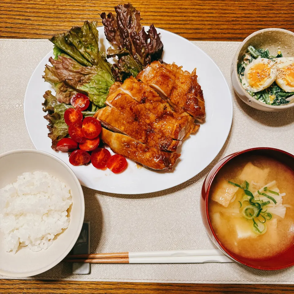 🍴照り焼きチキン🍴ほうれん草と半熟卵のおかかマヨサラダ🍴えのきと厚揚げのお味噌汁|Mさん