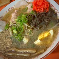 伝説のラーメン屋 北九州市門司区【珉子ラーメン】大将も奥さんもお亡くなりになり、今は場所を小倉北区に移してお孫さんが作ってる 当時の味よりは少しあっさり？こくが多少少なくなってる感じだけど、20年ぶりに再開できただけでも嬉しい メニューは【ラーメ】ン700円 【珉子ラーメン】750円 【特製ラーメン】800円 と|🐈⸒⸒⸒⸒つるのダンス🐈🐾さん