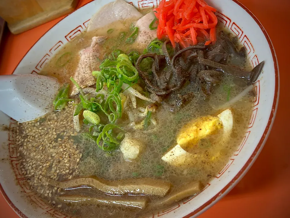 伝説のラーメン屋 北九州市門司区【珉子ラーメン】大将も奥さんもお亡くなりになり、今は場所を小倉北区に移してお孫さんが作ってる 当時の味よりは少しあっさり？こくが多少少なくなってる感じだけど、20年ぶりに再開できただけでも嬉しい メニューは【ラーメ】ン700円 【珉子ラーメン】750円 【特製ラーメン】800円 と|🐈⸒⸒⸒⸒つるのダンス🐈🐾さん