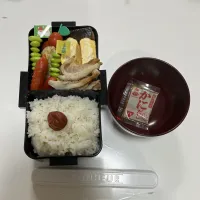 パパ弁☆卵焼き☆鮭☆赤ウインナー☆枝豆ピック☆豚トロのソテー☆プチトマトのリンゴ☆お魚バーグ☆カニだし|Saharaさん