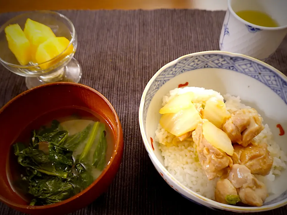 白菜と鶏ももの焼き鳥丼メインのお夕飯🌛最近忙しくて洗い物まで時短できるのがありがたい…|みーぬさん