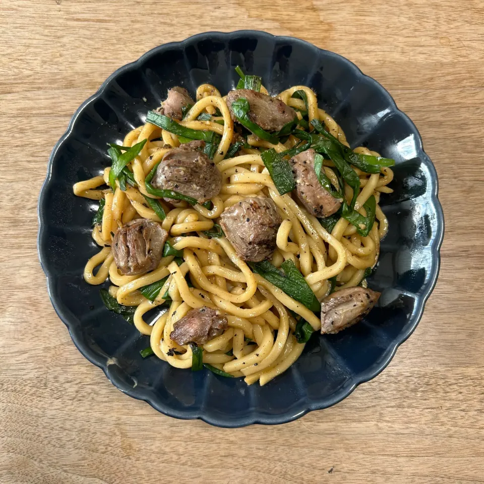 砂肝とニラのにんにく醤油味焼きうどん|梨 瑚さん