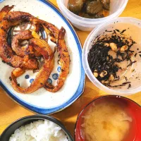 鮭ハラス、ひじきと大豆のあえ物、キャベツと油揚げの味噌汁|さきさん