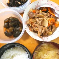 モツ煮込み、ひじきと大豆のあえ物、キャベツと油揚げの味噌汁|さきさん