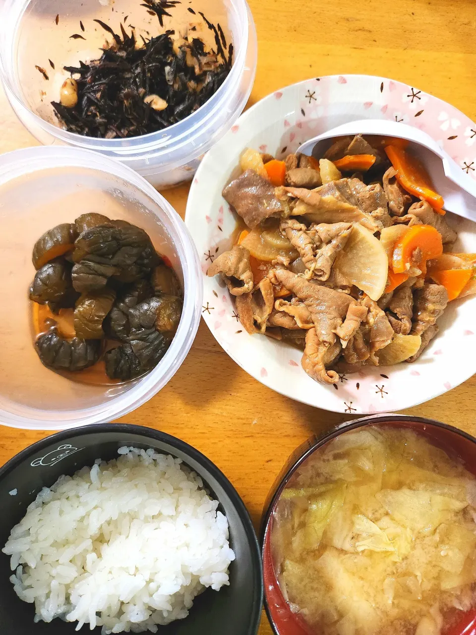 モツ煮込み、ひじきと大豆のあえ物、キャベツと油揚げの味噌汁|さきさん