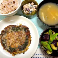 お好み焼き、ナスとシシトウの炒め浸し、ツナと豆のサラダ、湯葉とトロロのお味噌汁|jackybeanさん