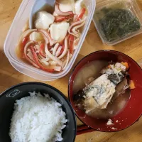 かんぱちのあら汁、豆腐のカニカマあんかけ、めかぶ|さきさん