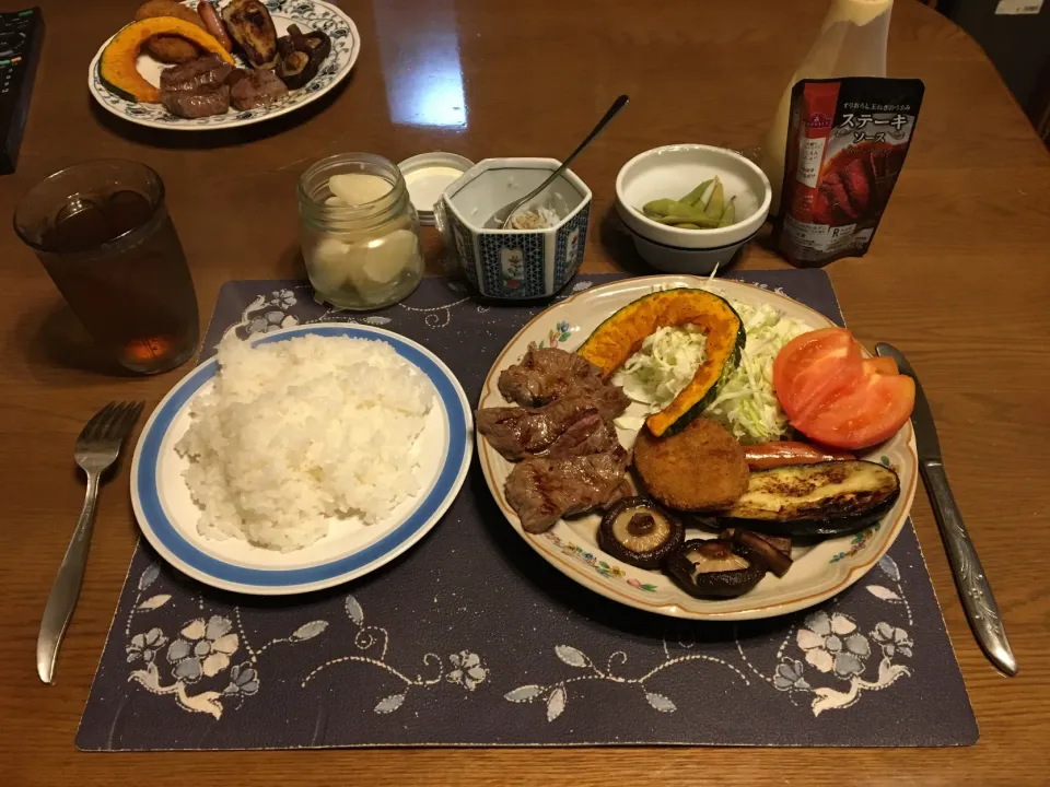 ご飯、ビーフステーキ、ウインナー炒め、なす＆椎茸ソテー、コロッケ、かぼちゃの素揚げ、トマト、千切りキャベツ、しらす＆大根おろし、べったら漬け、枝豆、烏龍茶、手作りプリン(夕飯)|enarinさん