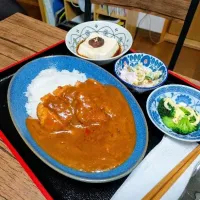 カツカレー　カレーはレトルト、カツはレンチン。忙しくて精一杯。温奴、マカロニサラダ、ブロッコリーマヨ。|ariyo4200さん