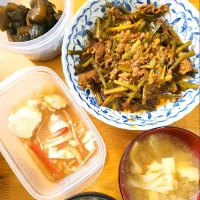 牛肉とにんにくの芽焼肉、豆腐のカニカマあんかけ、キャベツと油揚げの味噌汁、きゅうりの漬物|さきさん