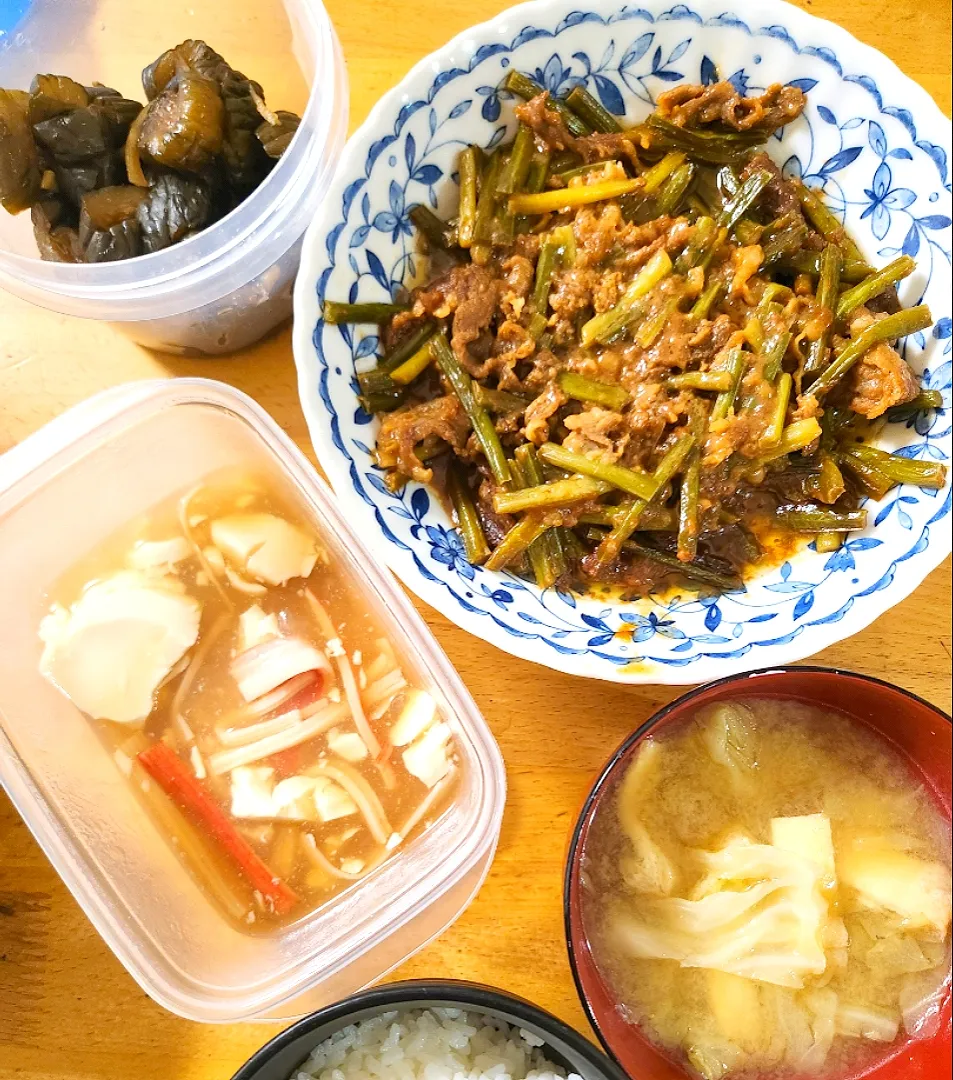 牛肉とにんにくの芽焼肉、豆腐のカニカマあんかけ、キャベツと油揚げの味噌汁、きゅうりの漬物|さきさん