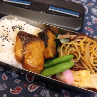 ブリ照り焼きと牛肉焼きそば弁当　280|キャンディさん