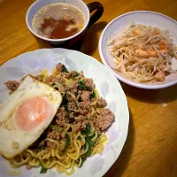 辛くない台湾焼きそばと、もやしとカニ缶のナムルと、オニオンスープ|もえさん