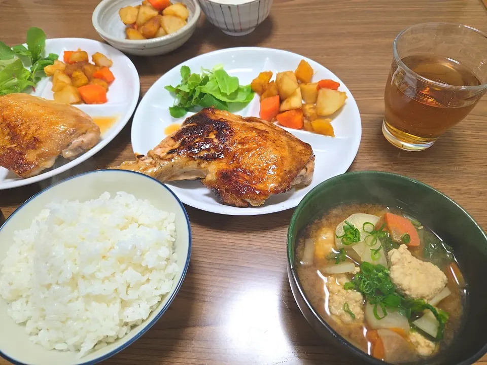 骨付きもも肉焼き肉のタレ・じゃがいもとさつまいもと人参の甘辛・ご飯・鶏団子の味噌汁🌺|chiyukiさん