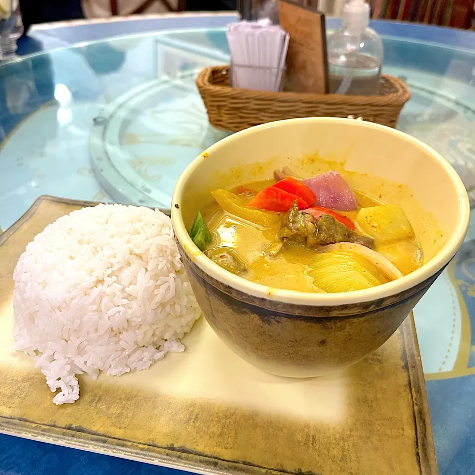 Yellow curry with rice and beef briskets|skyblueさん