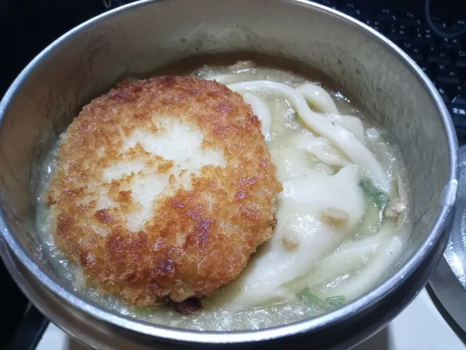 粉砕餃子スープのとろみ付きコロッケうどん|darkbaronさん