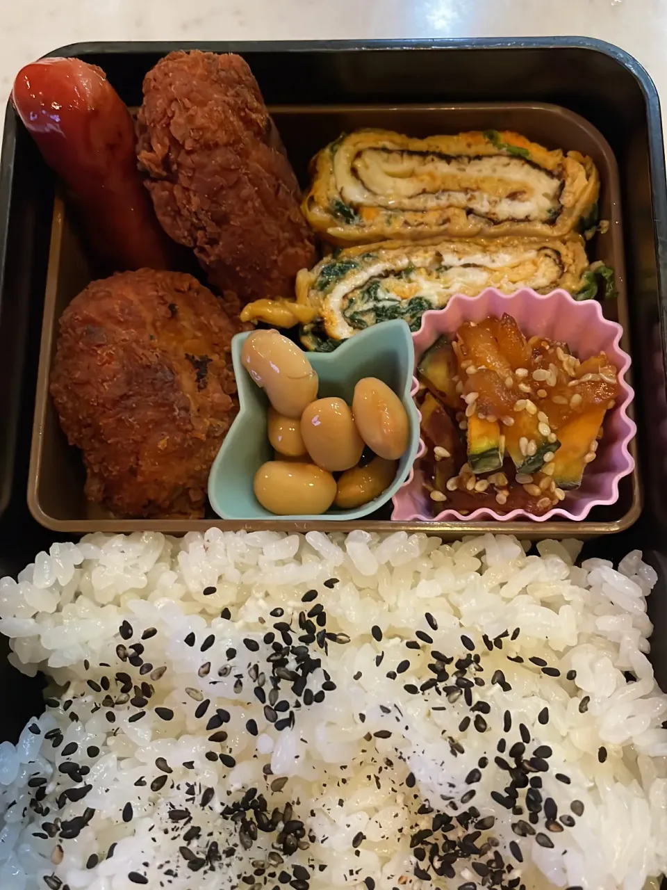 おっさん弁当　ぼーんチキチキ　ソーセージ　🫘　卵焼き　🎃|ひげおやじさん