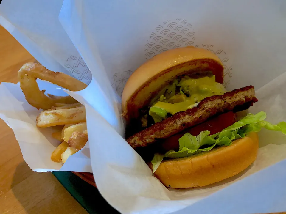 モスのアボガド🥑バーガー🍔|ミッチーさん