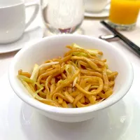 Braised e-fu noodles with enoki mushrooms in abalone sauce|skyblueさん