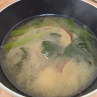 さつまいもとほうれん草の味噌汁|ひつじさん