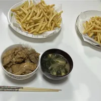 晩御飯☆ねぎま丼☆フライドポテト☆みそ汁（玉葱・しめじ・わかめ）|Saharaさん