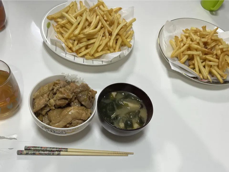 晩御飯☆ねぎま丼☆フライドポテト☆みそ汁（玉葱・しめじ・わかめ）|Saharaさん