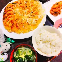 押し麦ごはん、わかめとモヤシの卵スープ、羽付き餃子、白菜キムチ|サトリさん