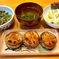 蓮根の挟み焼き、ポテサラ、しめじと水菜のお吸い物、大根葉のふりかけ|Kouji  Kobayashiさん