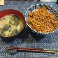 豚キムチ丼・ワカメと油揚げの味噌汁|a-parkさん