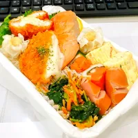 本日の日替わり弁当🍱

①焼き鮭
②クリームコロッケ
③えびカツ
④海老シュウマイ
⑤厚焼たまご（かにかま＆かいわれ大根）
⑥ちくわ大葉・明太子詰め
⑦茹でウィンナー
⑧小松菜と人参の炒めもの|TakeBooさん